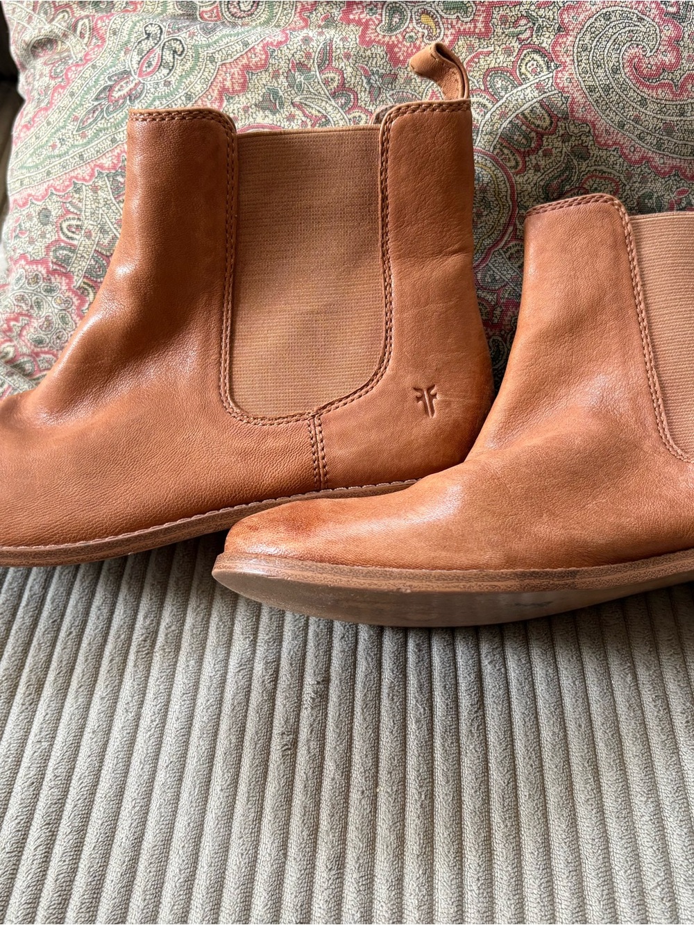 FRYE Ladies Hank Chelsea Boot Tan Brown Leather - 7 - Picture 2 of 9
